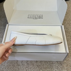 褶面平底 Maison Margiel*26ss夏季新款分趾低跟单鞋自带慵懒氛围感的分趾褶皱平底单鞋,打 褶面平底 Maison Margiel*26ss夏季新款分趾低跟单鞋自带慵懒氛围感的分趾褶皱平底单鞋,打