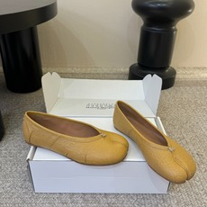 褶面平底 Maison Margiel*26ss夏季新款分趾低跟单鞋自带慵懒氛围感的分趾褶皱平底单鞋,打 褶面平底 Maison Margiel*26ss夏季新款分趾低跟单鞋自带慵懒氛围感的分趾褶皱平底单鞋,打