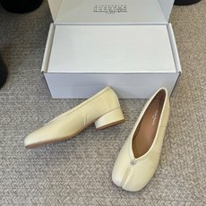 羊皮带根Maison Margiel*26ss夏季新款分趾低跟单鞋自带慵懒氛围感的分趾褶皱平底单鞋,打破 羊皮带根Maison Margiel*26ss夏季新款分趾低跟单鞋自带慵懒氛围感的分趾褶皱平底单鞋,打破