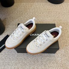 Chane* 经典款菱格运动鞋休闲鞋鞋身采用香奈儿经典菱格绗缝工艺,搭配鞋舌处的品牌标识与金属Logo Chane* 经典款菱格运动鞋休闲鞋鞋身采用香奈儿经典菱格绗缝工艺,搭配鞋舌处的品牌标识与金属Logo