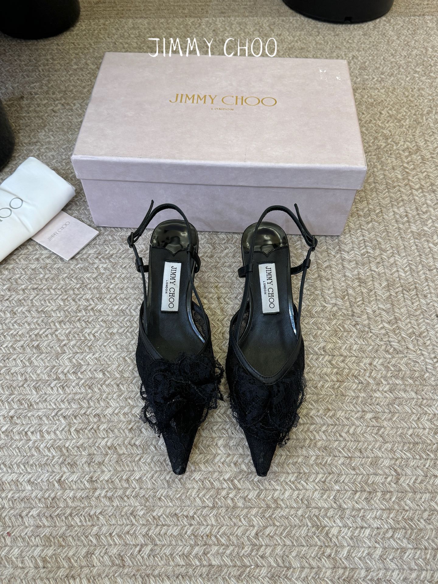Jimmy Cho*夏季新款蕾丝玫瑰尖头高跟凉鞋精致蕾丝玫瑰装饰点缀鞋头，层层叠叠的花瓣设计自带浪漫氛围