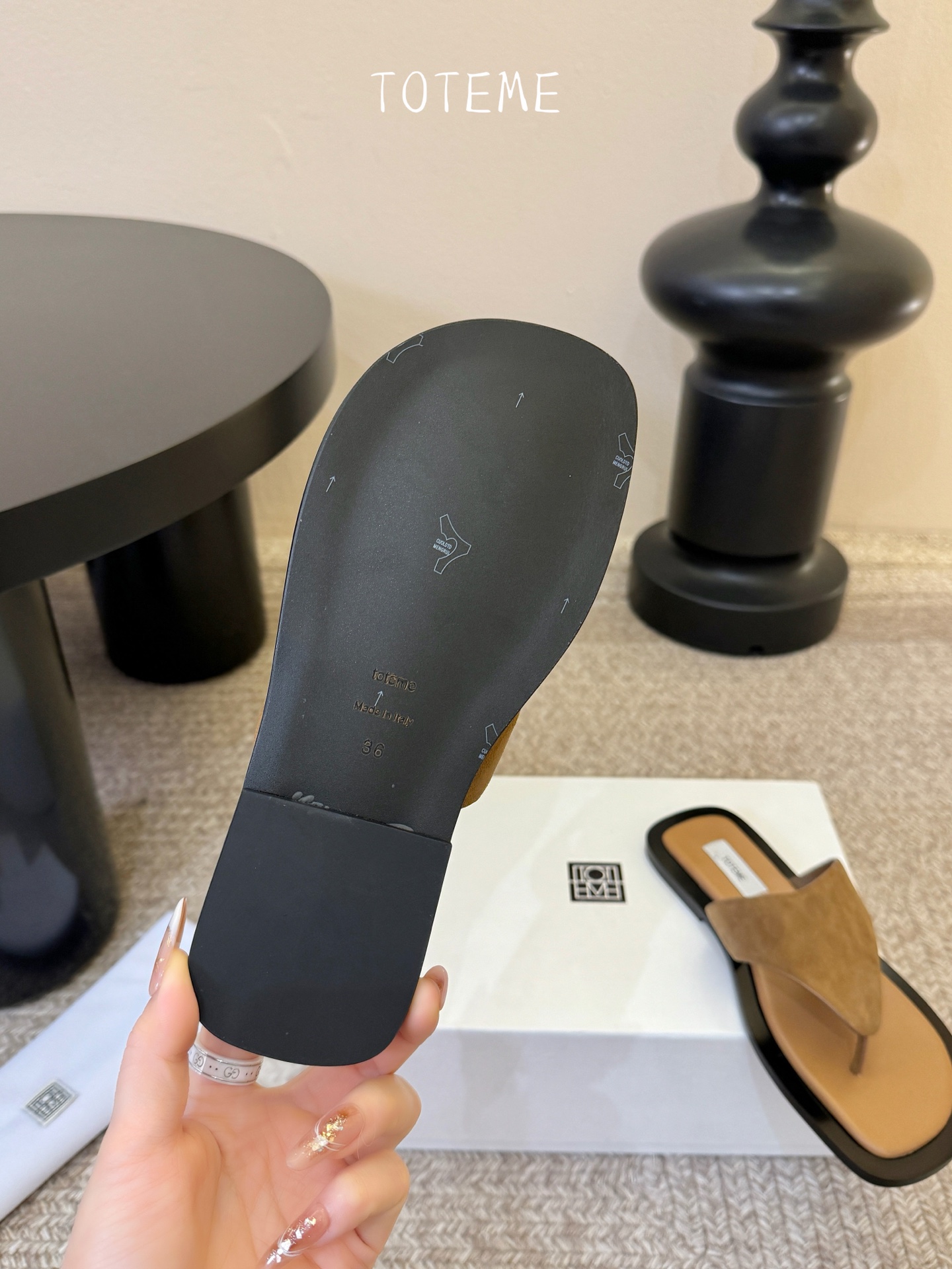 TOTEM* 𝟐𝟔𝐀𝐖新品极简人字拖｜北欧松弛叙事北欧极简与随性慵懒揉进鞋型 每一步都带着不费力的高级感