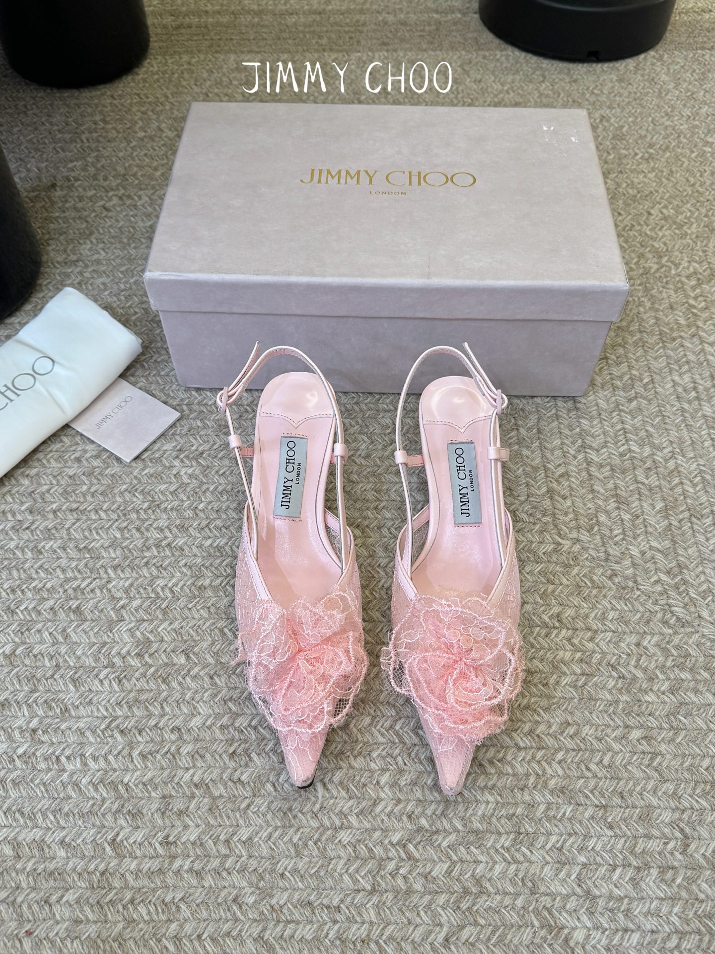 Jimmy Cho*夏季新款蕾丝玫瑰尖头高跟凉鞋精致蕾丝玫瑰装饰点缀鞋头，层层叠叠的花瓣设计自带浪漫氛围