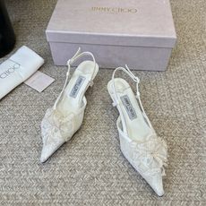 Jimmy Cho*夏季新款蕾丝玫瑰尖头高跟凉鞋精致蕾丝玫瑰装饰点缀鞋头,层层叠叠的花瓣设计自带浪漫氛围 Jimmy Cho*夏季新款蕾丝玫瑰尖头高跟凉鞋精致蕾丝玫瑰装饰点缀鞋头,层层叠叠的花瓣设计自带浪漫氛围
