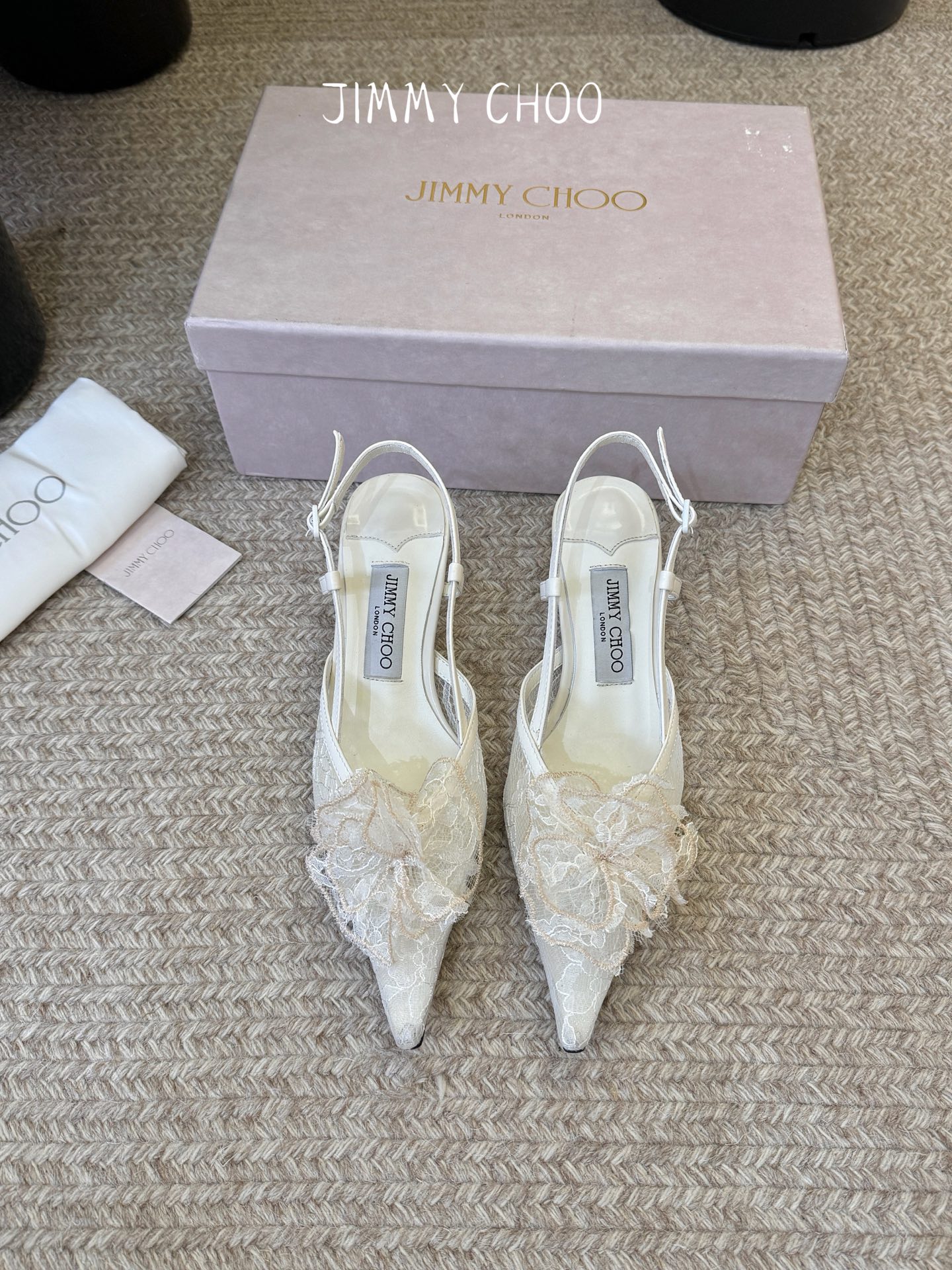 Jimmy Cho*夏季新款蕾丝玫瑰尖头高跟凉鞋精致蕾丝玫瑰装饰点缀鞋头，层层叠叠的花瓣设计自带浪漫氛围