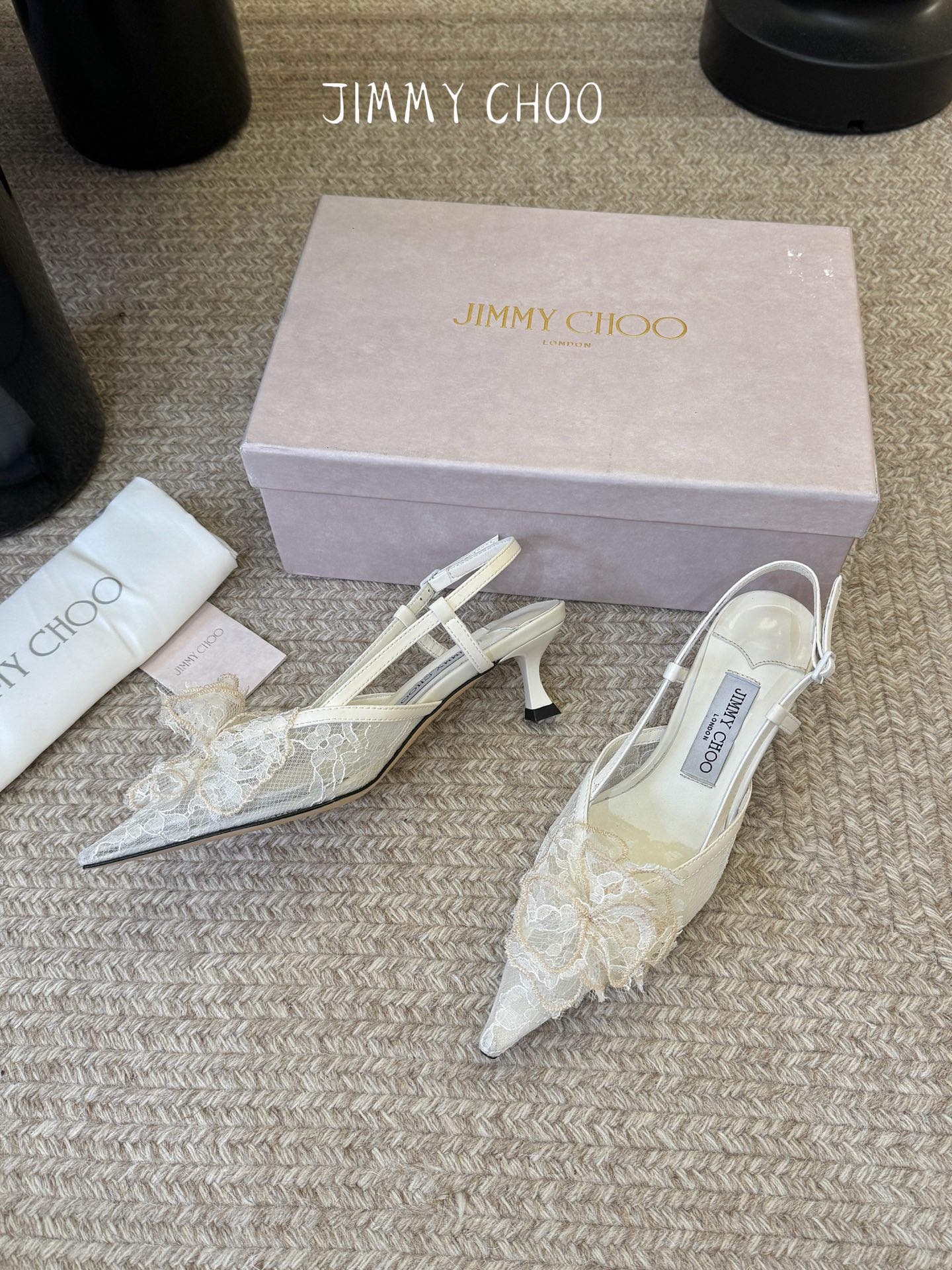Jimmy Cho*夏季新款蕾丝玫瑰尖头高跟凉鞋精致蕾丝玫瑰装饰点缀鞋头,层层叠叠的花瓣设计自带浪漫氛围 Jimmy Cho*夏季新款蕾丝玫瑰尖头高跟凉鞋精致蕾丝玫瑰装饰点缀鞋头,层层叠叠的花瓣设计自带浪漫氛围