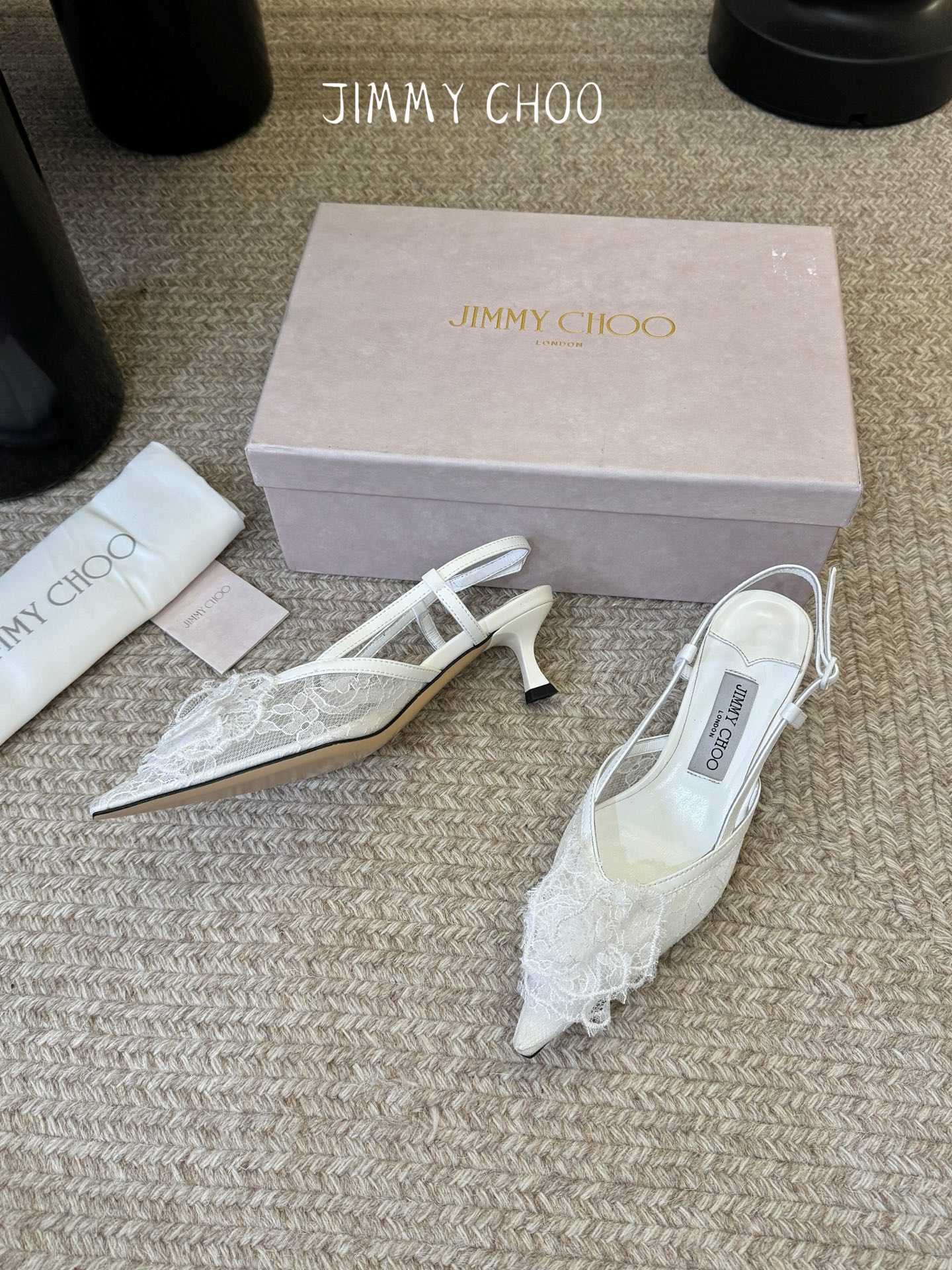 Jimmy Cho*夏季新款蕾丝玫瑰尖头高跟凉鞋精致蕾丝玫瑰装饰点缀鞋头,层层叠叠的花瓣设计自带浪漫氛围 Jimmy Cho*夏季新款蕾丝玫瑰尖头高跟凉鞋精致蕾丝玫瑰装饰点缀鞋头,层层叠叠的花瓣设计自带浪漫氛围