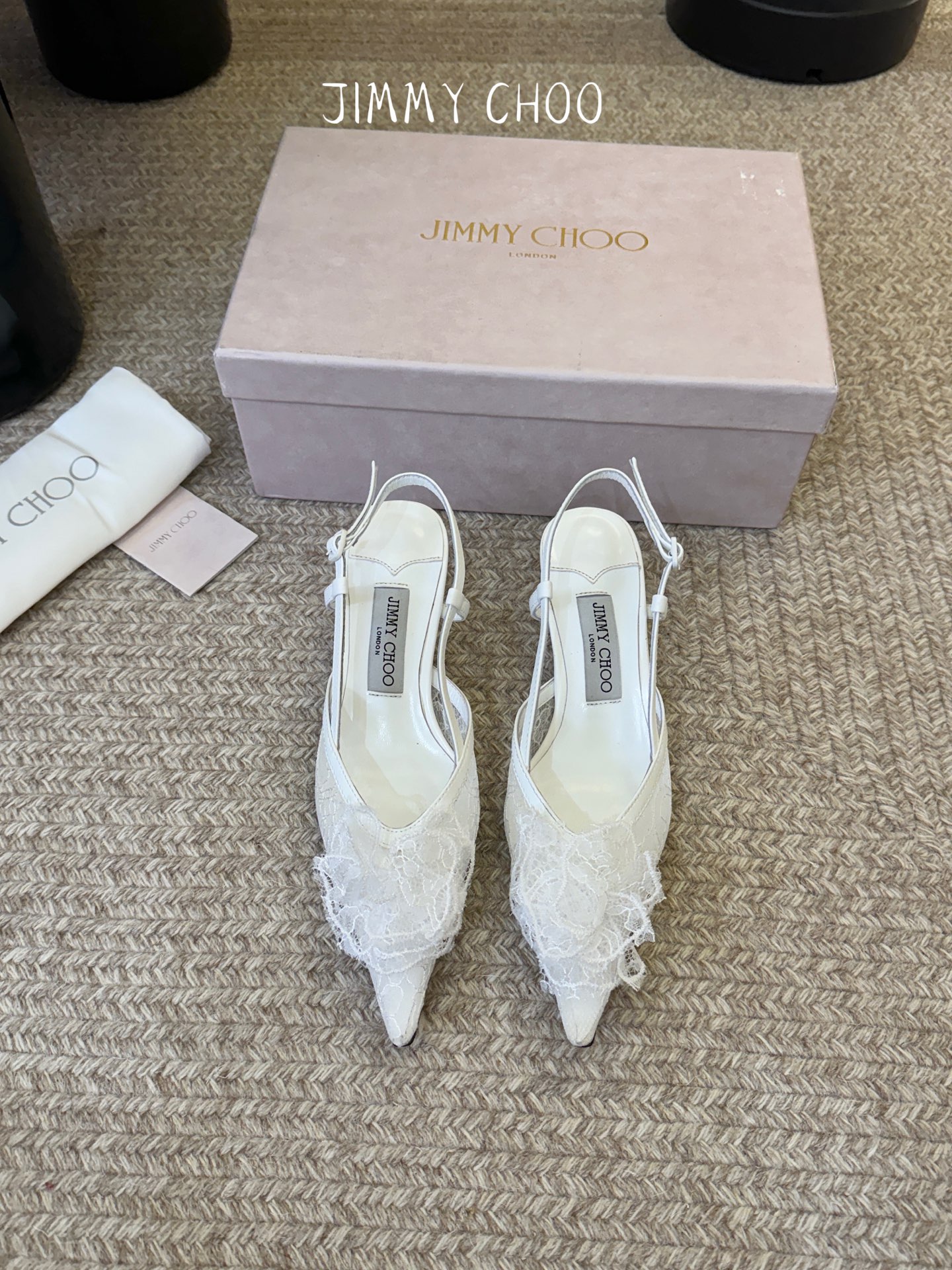 Jimmy Cho*夏季新款蕾丝玫瑰尖头高跟凉鞋精致蕾丝玫瑰装饰点缀鞋头，层层叠叠的花瓣设计自带浪漫氛围
