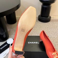 Chane*26ss夏季新款方头高跟单鞋自带复古活力感的方头羊皮跟鞋,利落的方头剪裁搭配羊皮鞋身,自带精 Chane*26ss夏季新款方头高跟单鞋自带复古活力感的方头羊皮跟鞋,利落的方头剪裁搭配羊皮鞋身,自带精