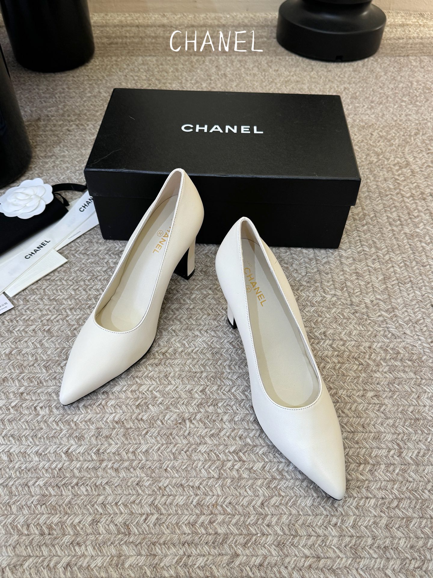 Chane*26ss夏季新款尖头高跟单鞋自带复古活力感的尖头羊皮跟鞋,利落的方头剪裁搭配羊皮鞋身,自带精 Chane*26ss夏季新款尖头高跟单鞋自带复古活力感的尖头羊皮跟鞋,利落的方头剪裁搭配羊皮鞋身,自带精