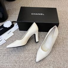 Chane*26ss夏季新款尖头高跟单鞋自带复古活力感的尖头羊皮跟鞋,利落的方头剪裁搭配羊皮鞋身,自带精 Chane*26ss夏季新款尖头高跟单鞋自带复古活力感的尖头羊皮跟鞋,利落的方头剪裁搭配羊皮鞋身,自带精