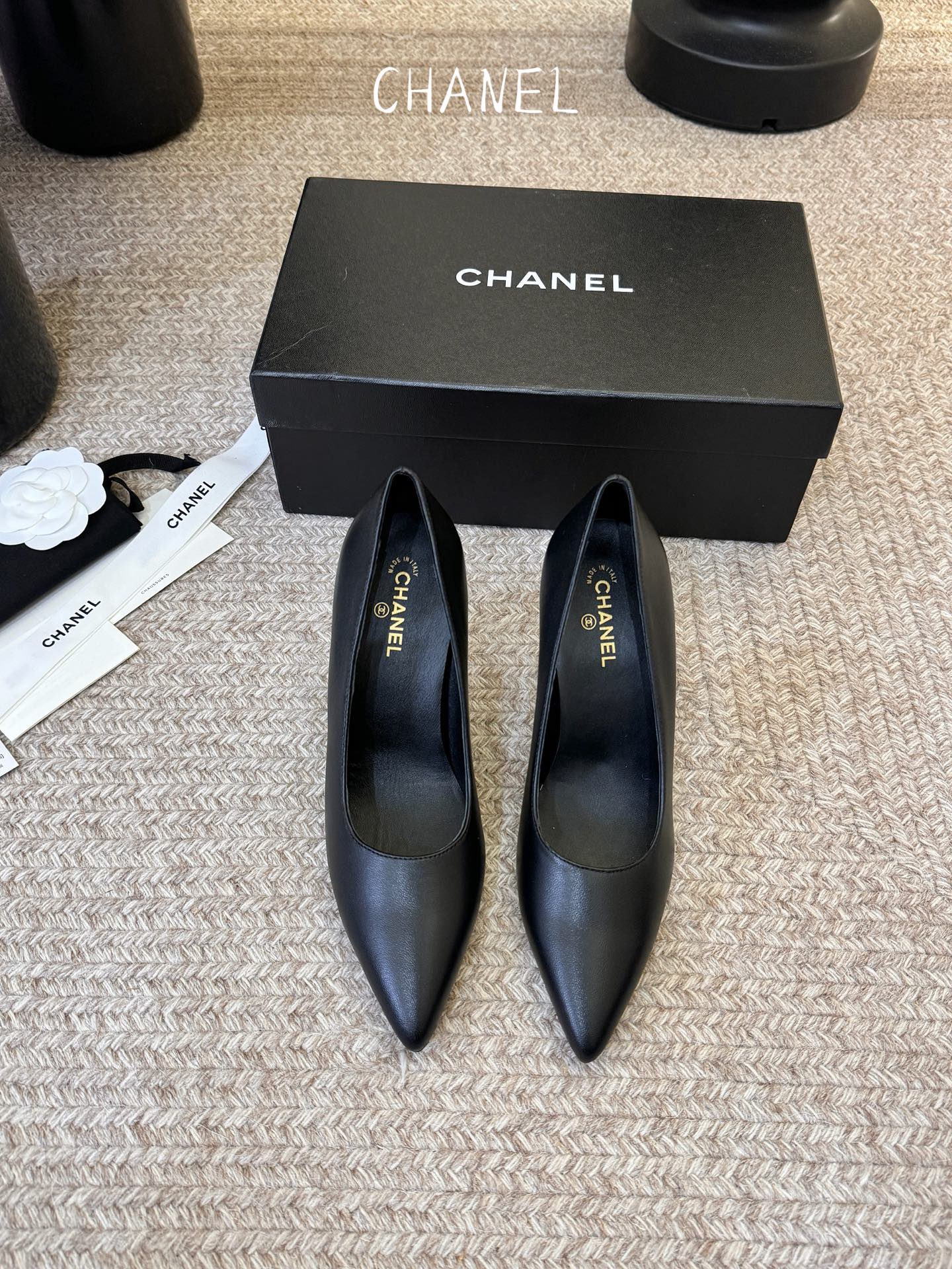 Chane*26ss夏季新款尖头高跟单鞋自带复古活力感的尖头羊皮跟鞋，利落的方头剪裁搭配羊皮鞋身，自带精
