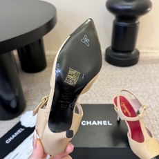 Chane*26ss夏季新款拼色T字带高跟凉鞋自带优雅复古感的拼色T字带高跟凉鞋,利落的尖头剪裁搭配经典 Chane*26ss夏季新款拼色T字带高跟凉鞋自带优雅复古感的拼色T字带高跟凉鞋,利落的尖头剪裁搭配经典