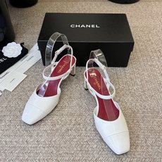 Chane*26ss夏季新款方头漆皮后绊带凉鞋自带复古活力感的方头漆皮后绊带凉鞋,利落的方头剪裁搭配亮面 Chane*26ss夏季新款方头漆皮后绊带凉鞋自带复古活力感的方头漆皮后绊带凉鞋,利落的方头剪裁搭配亮面