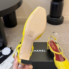 Chane*26ss夏季新款方头漆皮后绊带凉鞋自带复古活力感的方头漆皮后绊带凉鞋,利落的方头剪裁搭配亮面 Chane*26ss夏季新款方头漆皮后绊带凉鞋自带复古活力感的方头漆皮后绊带凉鞋,利落的方头剪裁搭配亮面