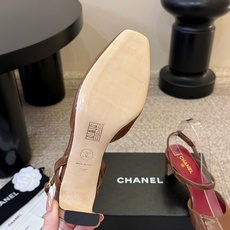 Chane*26ss夏季新款方头漆皮后绊带凉鞋自带复古活力感的方头漆皮后绊带凉鞋,利落的方头剪裁搭配亮面 Chane*26ss夏季新款方头漆皮后绊带凉鞋自带复古活力感的方头漆皮后绊带凉鞋,利落的方头剪裁搭配亮面