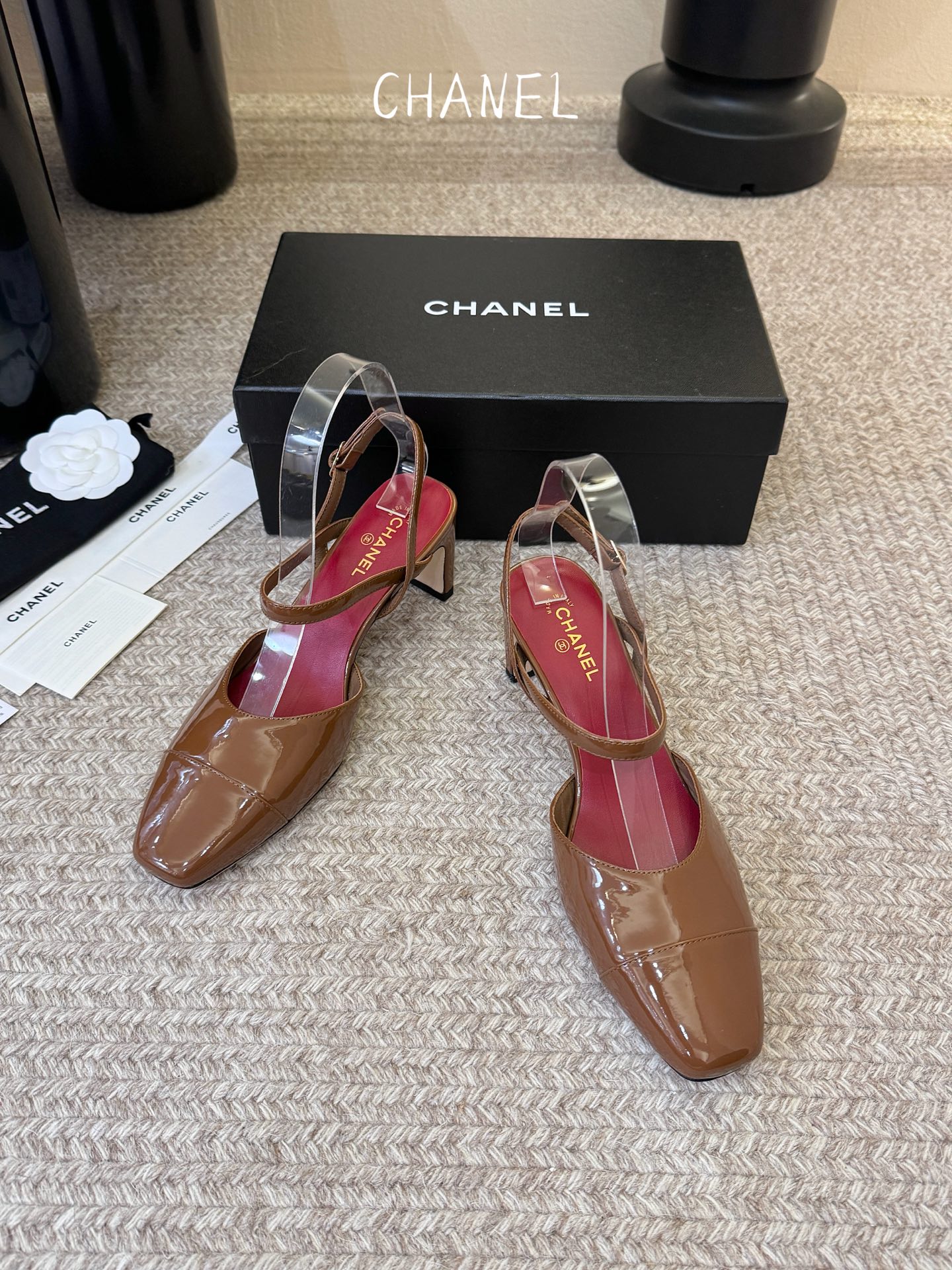 Chane*26ss夏季新款方头漆皮后绊带凉鞋自带复古活力感的方头漆皮后绊带凉鞋,利落的方头剪裁搭配亮面 Chane*26ss夏季新款方头漆皮后绊带凉鞋自带复古活力感的方头漆皮后绊带凉鞋,利落的方头剪裁搭配亮面