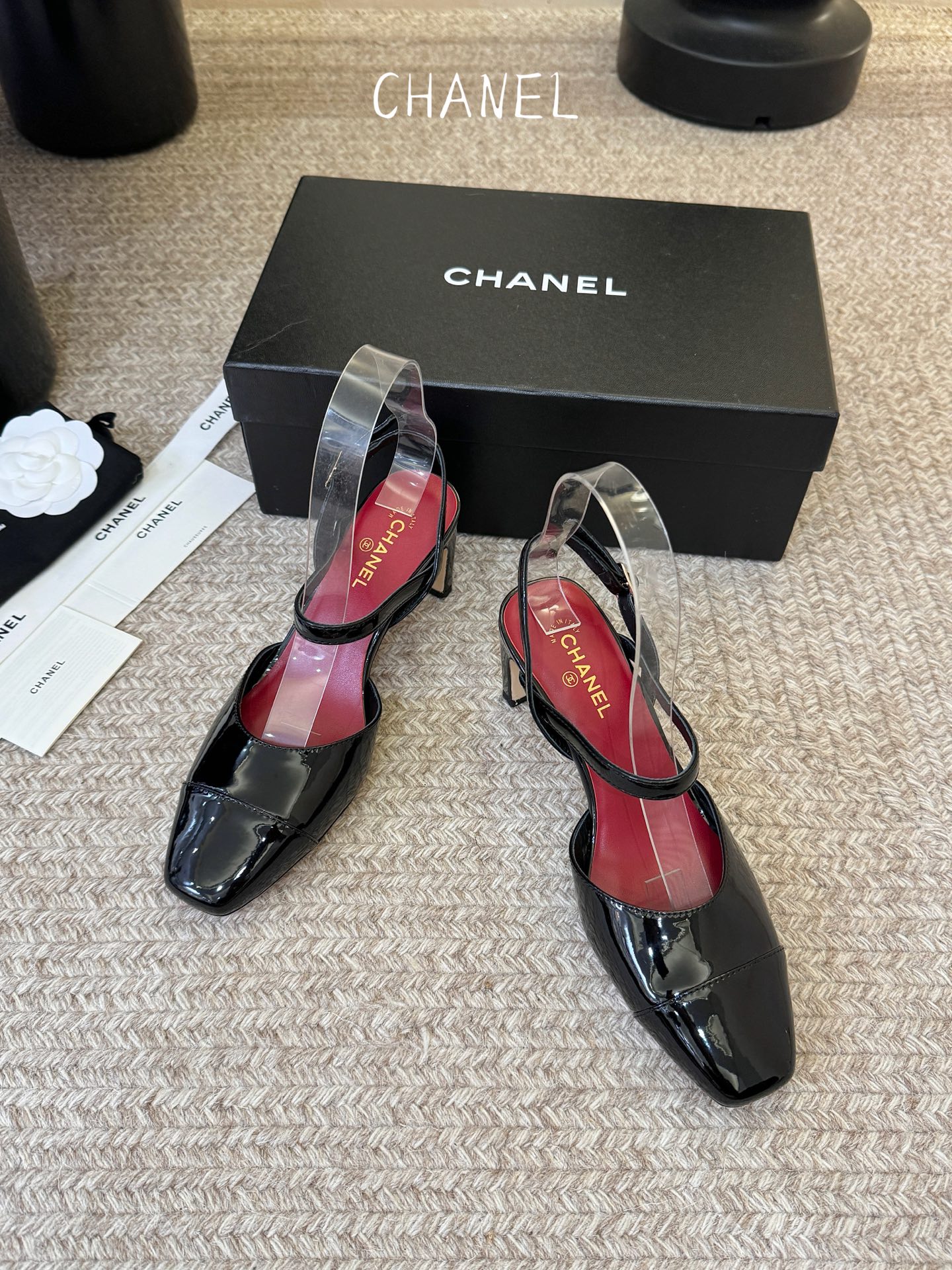 Chane*26ss夏季新款方头漆皮后绊带凉鞋自带复古活力感的方头漆皮后绊带凉鞋,利落的方头剪裁搭配亮面 Chane*26ss夏季新款方头漆皮后绊带凉鞋自带复古活力感的方头漆皮后绊带凉鞋,利落的方头剪裁搭配亮面