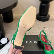 Chane*26ss夏季新款方头漆皮后绊带凉鞋自带复古活力感的方头漆皮后绊带凉鞋,利落的方头剪裁搭配亮面 Chane*26ss夏季新款方头漆皮后绊带凉鞋自带复古活力感的方头漆皮后绊带凉鞋,利落的方头剪裁搭配亮面