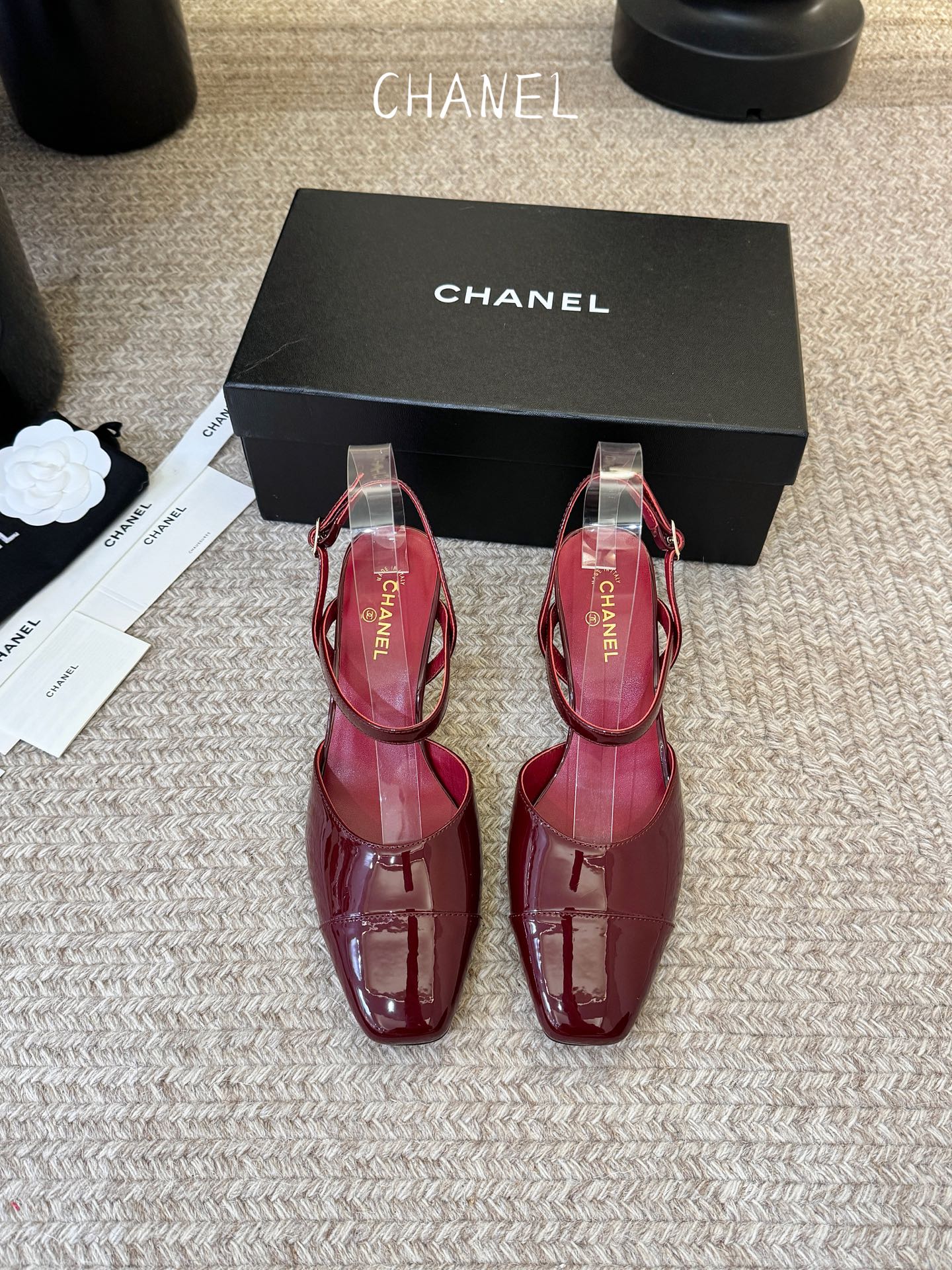 Chane*26ss夏季新款方头漆皮后绊带凉鞋自带复古活力感的方头漆皮后绊带凉鞋，利落的方头剪裁搭配亮面