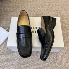 Phoebe Phil*新款乐福鞋经典的芭蕾鞋型,搭配鞋头的小蝴蝶结,自带软萌的少女感。鞋口的松紧褶皱设 Phoebe Phil*新款乐福鞋经典的芭蕾鞋型,搭配鞋头的小蝴蝶结,自带软萌的少女感。鞋口的松紧褶皱设