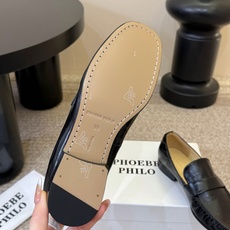 Phoebe Phil*新款乐福鞋经典的芭蕾鞋型,搭配鞋头的小蝴蝶结,自带软萌的少女感。鞋口的松紧褶皱设 Phoebe Phil*新款乐福鞋经典的芭蕾鞋型,搭配鞋头的小蝴蝶结,自带软萌的少女感。鞋口的松紧褶皱设