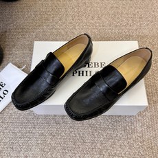 Phoebe Phil*新款乐福鞋经典的芭蕾鞋型,搭配鞋头的小蝴蝶结,自带软萌的少女感。鞋口的松紧褶皱设 Phoebe Phil*新款乐福鞋经典的芭蕾鞋型,搭配鞋头的小蝴蝶结,自带软萌的少女感。鞋口的松紧褶皱设