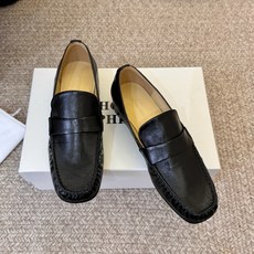 Phoebe Phil*新款乐福鞋经典的芭蕾鞋型,搭配鞋头的小蝴蝶结,自带软萌的少女感。鞋口的松紧褶皱设 Phoebe Phil*新款乐福鞋经典的芭蕾鞋型,搭配鞋头的小蝴蝶结,自带软萌的少女感。鞋口的松紧褶皱设