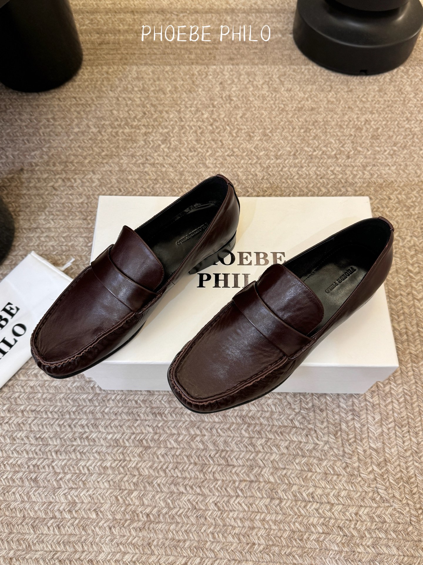 Phoebe Phil*新款乐福鞋经典的芭蕾鞋型，搭配鞋头的小蝴蝶结，自带软萌的少女感。鞋口的松紧褶皱设