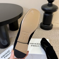 Phoebe Phil*新款乐福鞋经典的芭蕾鞋型,搭配鞋头的小蝴蝶结,自带软萌的少女感。鞋口的松紧褶皱设 Phoebe Phil*新款乐福鞋经典的芭蕾鞋型,搭配鞋头的小蝴蝶结,自带软萌的少女感。鞋口的松紧褶皱设