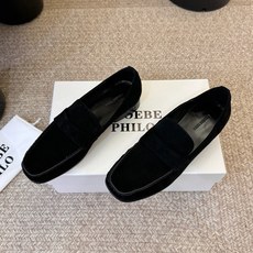 Phoebe Phil*新款乐福鞋经典的芭蕾鞋型,搭配鞋头的小蝴蝶结,自带软萌的少女感。鞋口的松紧褶皱设 Phoebe Phil*新款乐福鞋经典的芭蕾鞋型,搭配鞋头的小蝴蝶结,自带软萌的少女感。鞋口的松紧褶皱设