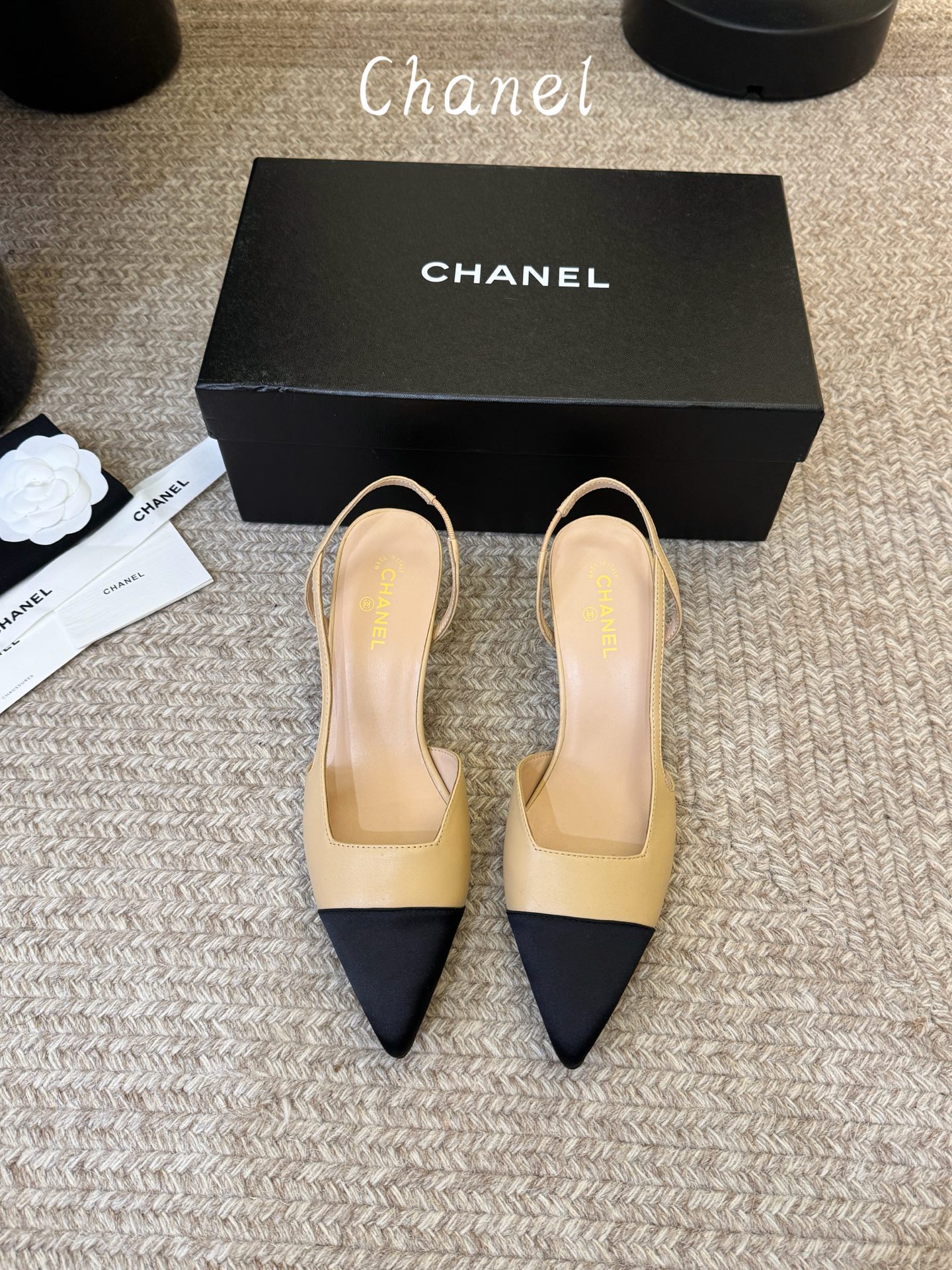 NO:884286,Chane*26ss new summer color-blocked pointed toe high-heeled sandals are color-blocked T-strap high-heeled sandals with an elegant retro feel. The neat pointed-toe cut is matched with a classic black and white color-blocked toe box. The T-strap design and ankle buckle give it a refined and retro atmosphere. It can be easily adapted to daily wear of dresses or skirts. It can be worn with straight pants for a retro intellectual style, and it can also be used in commuting clothes to create a smart and neat look.  Cowhide upper, sheepskin lining, leather outsole, size 35-41 (customized sizes 40 and 41 are not returnable), sandals, chanel, sandals, skirts, cowhide, sheepskin, Leather soles19860909Chane*26ss夏季新款拼色尖头高跟凉鞋 自带优雅复古感的拼色T字带高跟凉鞋,利落的尖头剪裁搭配经典的黑白拼色鞋头,T字带设计加上脚踝搭扣,自带精致又复古的氛围感,不挑风格也不挑搭配. 日常穿连衣裙或半身裙都能轻松适配,搭配直筒裤更能穿出复古知性风,也能驾驭通勤装打造干练利落的穿搭感. 鞋面牛皮 内里羊皮 大底真皮大底 size35-41码（40、41码定制不退换）,凉鞋,chanel,sandals,skirts,cowhide,sheepskin,Leather soles,Women's Shoes