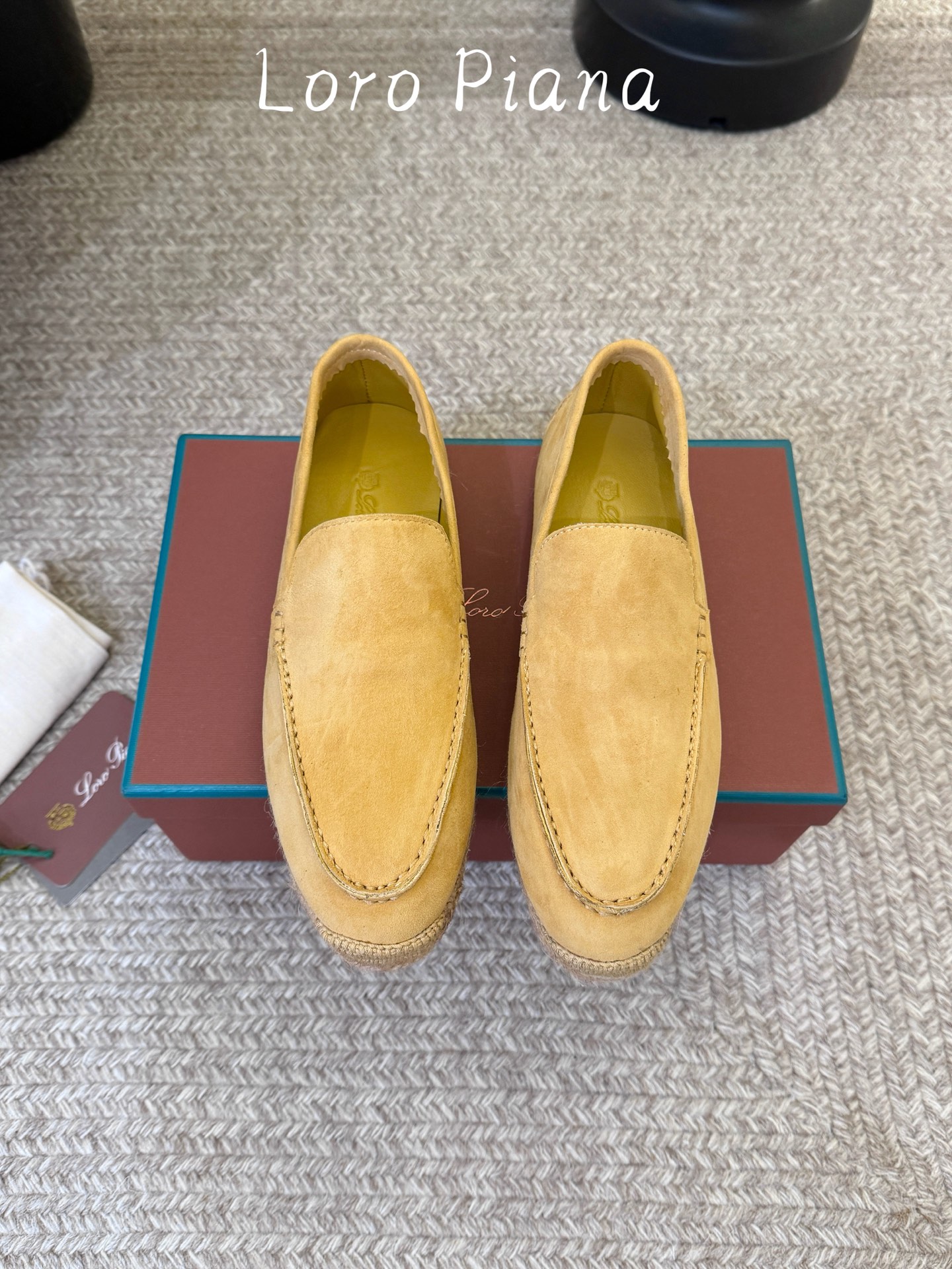 NO:884264,Loro Piana/ LP new spring and summer style, classic and beautiful flat shoes, minimalist style, retro and classy!  Simple and elegant, it is a very attractive style!  The king of high-end versatile items, suitable for spring, summer, autumn and winter all year round. High mercerized sheep suede upper. Genuine leather outsole imported from Italy. Size#35-39 (40 to 41 customized, non-refundable), loafers, loro piana, loro piana, loafers, Leather soles19860909Loro Piana/ LP 春夏新款 经典绝美 平底单鞋 极简主义风格,复古又级！ 简约又大气,属于非常耐看的款式！高级百搭之王一年四季春夏秋冬皆适宜 鞋面高丝光羊反绒 意大利进口真皮大底 Size#35-39（40 41定做不退换）,乐福鞋,loro piana,loro piana,loafers,Leather soles,Women's Shoes