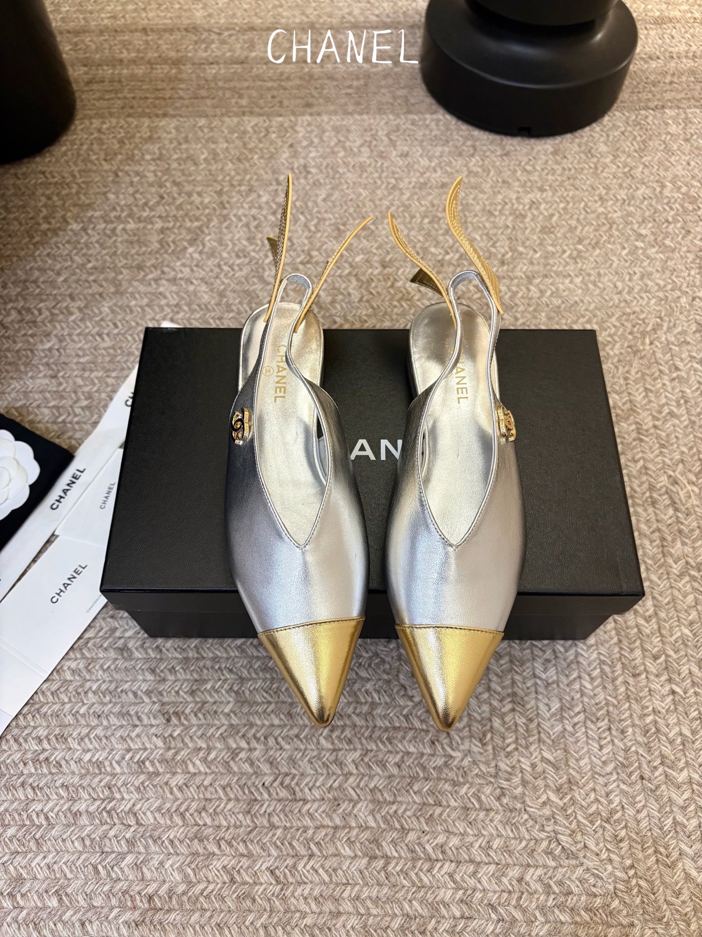 NO:884253,Chane*26ss new summer color-blocked pointed toe high-heeled sandals are color-blocked T-strap high-heeled sandals with an elegant retro feel. The neat pointed-toe cut is matched with a classic black and white color-blocked toe box. The T-strap design and ankle buckle give it a refined and retro atmosphere. It can be easily adapted to daily wear of dresses or skirts. It can be worn with straight pants for a retro intellectual style, and it can also be used in commuting clothes to create a smart and neat look.  Cowhide upper, sheepskin lining, leather outsole, size 35-41 (customized sizes 40 and 41 are not returnable), high heels and sandals, chanel, sandals, high heels, skirts, cowhide, sheepskin, Leather soles19860909Chane*26ss夏季新款拼色尖头高跟凉鞋 自带优雅复古感的拼色T字带高跟凉鞋,利落的尖头剪裁搭配经典的黑白拼色鞋头,T字带设计加上脚踝搭扣,自带精致又复古的氛围感,不挑风格也不挑搭配. 日常穿连衣裙或半身裙都能轻松适配,搭配直筒裤更能穿出复古知性风,也能驾驭通勤装打造干练利落的穿搭感. 鞋面牛皮 内里羊皮 大底真皮大底 size35-41码（40、41码定制不退换）,高跟鞋凉鞋,chanel,sandals,high heels,skirts,cowhide,sheepskin,Leather soles,Women's Shoes