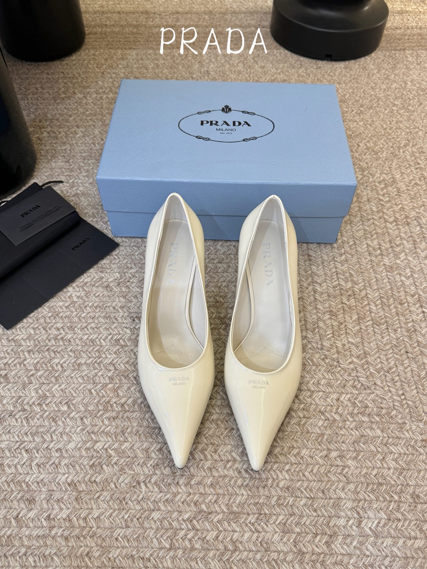 NO:884240,PRAD* Retro Triangle Pointed Toe Heels The Prada triangle logo is embedded in the toe, which is a highly recognizable symbolic element of the brand and strengthens the visual memory point. The pointed toe outline modifies the foot shape while adding elegance and sophistication, which is in line with Prada's consistent exquisite style. The thin strap design at the heel is both decorative and practical, which not only fixes the ankle, improves wearing stability, but also weakens the heavy feeling of high heels.  The heel height is moderate, creating an aura while ensuring walking comfort, suitable for the workplace or daily commuting scenes. The shoes are lined with leather, which is skin-friendly and breathable, reducing the stuffiness and friction discomfort caused by long-term wear. Patent leather upper, sheepskin lining, leather outsole, size 35-41 (customized sizes 40 and 41 are non-refundable), high-heeled shoes, prada, high heels, sheepskin, Leather soles19860909PRAD*复古三角标尖头跟鞋 鞋头处嵌入Prada三角徽标,这是品牌辨识度极高的符号元素,强化视觉记忆点.采用尖头轮廓,修饰脚型的同时增添优雅干练气质,契合Prada一贯的精致风格.后跟处的细带设计兼顾装饰性与实用性,既固定脚踝、提升穿着稳定性,又弱化高跟鞋的厚重感. 鞋跟高度适中,在营造气场的同时保障行走舒适度,适合职场或日常通勤场景.鞋内采用真皮衬里,亲肤透气,减少长时间穿着的闷热感与摩擦不适感. 鞋面漆皮 内里羊皮 大底真皮大底 size35-41码（40、41码定制不退换）,高跟鞋单鞋,prada,high heels,sheepskin,Leather soles,Women's Shoes