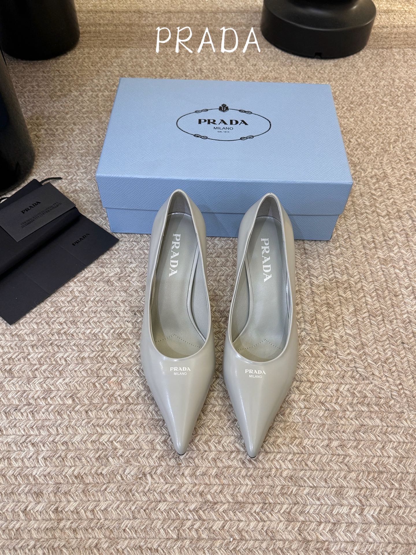 NO:884218,PRAD* Retro Triangle Pointed Toe Heels The Prada triangle logo is embedded in the toe, which is a highly recognizable symbolic element of the brand and strengthens the visual memory point. The pointed toe outline modifies the foot shape while adding elegance and sophistication, which is in line with Prada's consistent exquisite style. The thin strap design at the heel is both decorative and practical, which not only fixes the ankle, improves wearing stability, but also weakens the heavy feeling of high heels.  The heel height is moderate, creating an aura while ensuring walking comfort, which is suitable for the workplace or daily commuting scenes. The shoes are lined with genuine leather, which is skin-friendly and breathable, reducing the stuffiness and friction discomfort caused by long-term wear. Open edge beads on the upper, sheepskin lining, genuine leather outsole, size 35-41 (customized sizes 40 and 41 are non-refundable), single shoes, prada, high heels, sheepskin, Leather soles19860909PRAD*复古三角标尖头跟鞋 鞋头处嵌入Prada三角徽标,这是品牌辨识度极高的符号元素,强化视觉记忆点.采用尖头轮廓,修饰脚型的同时增添优雅干练气质,契合Prada一贯的精致风格.后跟处的细带设计兼顾装饰性与实用性,既固定脚踝、提升穿着稳定性,又弱化高跟鞋的厚重感. 鞋跟高度适中,在营造气场的同时保障行走舒适度,适合职场或日常通勤场景.鞋内采用真皮衬里,亲肤透气,减少长时间穿着的闷热感与摩擦不适感. 鞋面开边珠 内里羊皮 大底真皮大底 size35-41码（40、41码定制不退换）,单鞋,prada,high heels,sheepskin,Leather soles,Women's Shoes