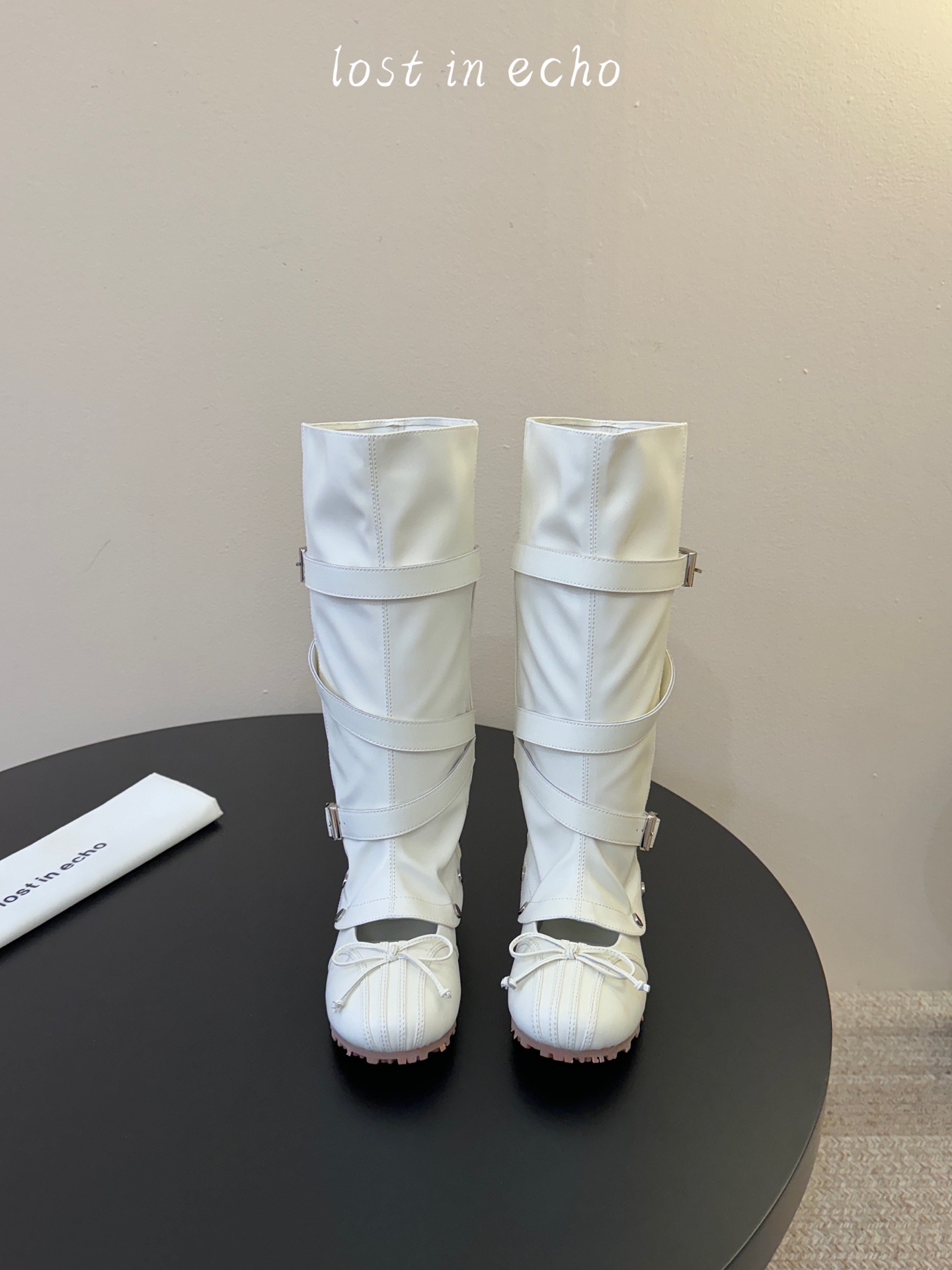 NO:886006,Lost in echo new product Detachable two-wear ballet boots｜Sweet and cool avant-garde style Soft ballet base combined with motorcycle strap design Each strap creates a casual three-dimensional silhouette The boot shaft is detachable to unlock two wearing styles Rivet reinforcement details enhance the exclusive design sense Loose stacks modify the leg shape and bring a relaxed atmosphere Pair it with a skirt or overalls to easily create multiple styles Suitable for those who pursue a sense of individuality and layering  The versatile shape can easily create a niche and eye-catching outfit. Imported cowhide leather and denim upper, imported sheepskin lining, original molded outsole 35-39 (set at 40.41), boots, boots, skirts, cowhide, sheepskin19860909Lost in echo新品 可拆卸两穿芭蕾靴｜甜酷先锋格调 柔美芭蕾基底糅合机车束带设计 每一处绑带都塑造随性立体轮廓 靴筒可拆卸解锁两种穿搭形态 铆钉加固细节强化专属设计感 宽松堆筒修饰腿型自带松弛气场 搭配半身裙或是工装裤轻松拿捏多元风格 适合追求个性层次感的穿搭达人 百搭造型轻松打造小众吸睛穿搭 鞋面进口牛皮.牛仔 内里进口羊皮 原版开模大底 35-39（40.41 定）,靴子,boots,skirts,cowhide,sheepskin,Women's Shoes