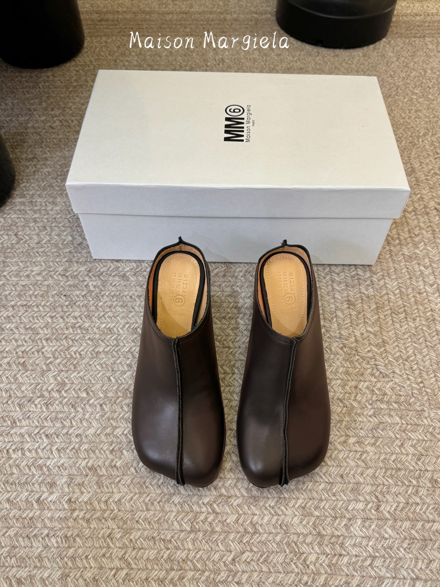 NO:884209,Maison Margiel*26ss summer new retro toe-toe thick-heeled Mule slippers. Split-toe Mule slippers series with a relaxed retro atmosphere. The neat half-slipper shape is matched with the iconic split-toe cut. The rounded toe box accommodates wide feet. The thick heel design takes into account both walking stability and visual enhancement effect. The multi-color texture covers the four-season wearing scene. The open half-slipper design is easy to put on and take off without restraint.  Daily wear is suitable for various scenes. Pair it with straight-leg suits and work skirts to create a minimalist and relaxed style. Pair it with a long windbreaker to create a cool intellectual atmosphere. It can be easily managed for daily outings, commuting to work, visiting stores and taking photos, and short trips. Upper cowhide/cow suede Lining cowhide leather outsole Size 35-41 (customized sizes 40 and 41 are non-refundable) Heel height 7cm, half drag, slippers, skirts, business  suit,cowhide,leather soles19860909Maison Margiel*26ss夏季新款复古包头粗跟穆勒拖 自带松弛复古氛围感的分趾穆勒拖系列,利落的半拖鞋型搭配标志性分趾剪裁,圆润鞋头包容宽脚肉脚,粗跟设计兼顾行走平稳度与视觉增高效果,多色质感覆盖四季穿搭场景,敞口半拖设计穿脱便捷无束缚. 日常穿搭适配多场景造型,搭配西装直筒裤、工装半裙打造极简松弛风,搭配长款风衣塑造清冷知识分子氛围感；日常出街、通勤办公、探店拍照、短途出游都能轻松驾驭. 鞋面牛皮/牛反绒 内里牛皮 大底真皮大底 size35-41码（40、41码定制不退换） 跟高7cm,半拖,slippers,skirts,business suit,cowhide,Leather soles,Women's Shoes