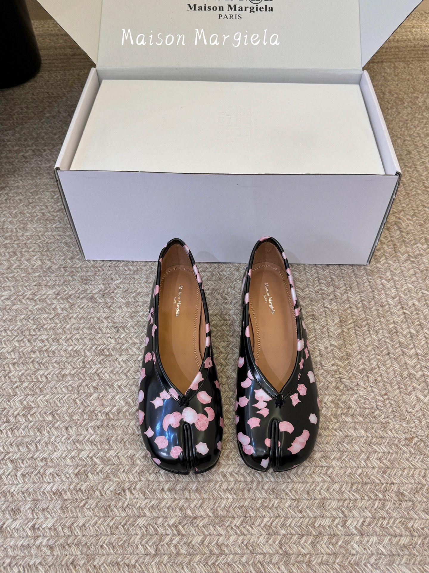 NO:884172,With heel, flat sole, Maison Margiel*26ss new summer printed split-toe shoes are cherry blossom print split-toe shoes with a soft spring atmosphere. The neat split-toe outline is matched with soft pink cherry blossom blooming print. The upper is made of glossy texture, and the shoe body lines are smooth and neat. The iconic split-toe cut breaks the conventional shoe design. The loose shoe compartment does not crowd the foot. The low-flat shoe shape takes into account walking comfort and daily adaptability. It is designed to be easy to put on and take off without restraint.  The upper foot feels soothing and pressure-free. The flat-soled shoe shape evenly distributes the force on the sole of the foot, so the feet are not easily sore and swollen after walking and standing for a long time. The round toe box accommodates wide feet without squeezing the toes. The inside of the shoe compartment is smooth and skin-friendly without rubbing the toe. The split-toe cut fits the line of the foot without getting stuck in the skin. It can be worn for a long time in spring and summer and is breathable without sweating. Upper cowhide leather lining cowhide leather outsole Genuine leather outsole  size 35-41 (customized sizes 40 and 41 are non-refundable), split-toe shoes, flats, cowhide, Leather soles19860909带跟 平底 Maison Margiel*26ss夏季新款印花分趾鞋 自带春日柔飒氛围感的樱花印花分趾鞋,利落的分趾轮廓搭配柔粉樱花晕染印花,鞋面采用亮面质感打造,鞋身线条流畅利落,标志性分趾剪裁打破常规鞋型设计,宽松鞋仓不挤脚面,低平鞋型兼顾行走舒适度与日常适配度,设计穿脱便捷无束缚. 上脚脚感舒缓无压力,平底鞋型均匀分散足底受力,久走久站双脚不易酸胀,圆润鞋头包容宽脚肉脚不挤趾尖,鞋仓内里顺滑亲肤不磨脚面,分趾剪裁贴合足部线条不卡皮肤,春夏久穿透气不闷汗. 鞋面牛皮 内里牛皮 大底真皮大底 size35-41码（40、41码定制不退换）,分趾鞋,flats,cowhide,Leather soles,Women's Shoes