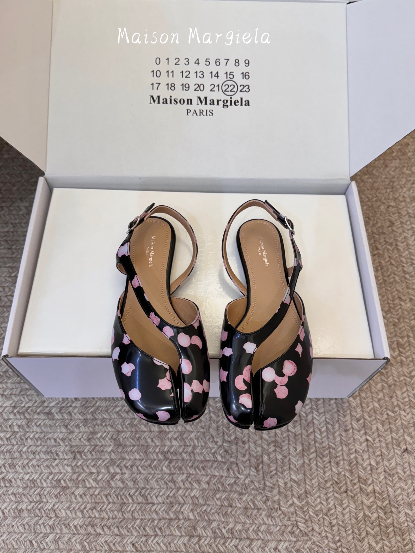 NO:884181,Maison Margiel*26ss new summer printed split-toe shoes are cherry blossom print split-toe shoes with a soft spring atmosphere. The neat split-toe outline is matched with soft pink cherry blossom blooming print. The upper is made of glossy texture. The body lines are smooth and neat. The iconic split-toe cut breaks the conventional shoe design. The loose shoe compartment does not crowd the foot. The low-flat shoe shape takes into account walking comfort and daily adaptability. It is designed to be easy to put on and take off without restraint.  The upper foot feels soothing and pressure-free. The flat-soled shoe shape evenly distributes the force on the sole of the foot. The feet are not easy to be sore after walking for a long time. The round toe box accommodates wide feet without squeezing the toes. The inside of the shoe compartment is smooth and skin-friendly without rubbing the toes. The split-toe cut fits the line of the foot without getting stuck on the skin. It is breathable and not sweaty when worn for a long time in spring and summer. Cowhide upper, cowhide lining, genuine leather outsole, size 35-41 (customized sizes 40 and 41 are not returnable)  Heel height 7.5cm, split-toe shoes, flats, cowhide, Leather soles19860909Maison Margiel*26ss夏季新款印花分趾鞋 自带春日柔飒氛围感的樱花印花分趾鞋,利落的分趾轮廓搭配柔粉樱花晕染印花,鞋面采用亮面质感打造,鞋身线条流畅利落,标志性分趾剪裁打破常规鞋型设计,宽松鞋仓不挤脚面,低平鞋型兼顾行走舒适度与日常适配度,设计穿脱便捷无束缚. 上脚脚感舒缓无压力,平底鞋型均匀分散足底受力,久走久站双脚不易酸胀,圆润鞋头包容宽脚肉脚不挤趾尖,鞋仓内里顺滑亲肤不磨脚面,分趾剪裁贴合足部线条不卡皮肤,春夏久穿透气不闷汗. 鞋面牛皮 内里牛皮 大底真皮大底 size35-41码（40、41码定制不退换） 跟高7.5cm,分趾鞋,flats,cowhide,Leather soles,Women's Shoes