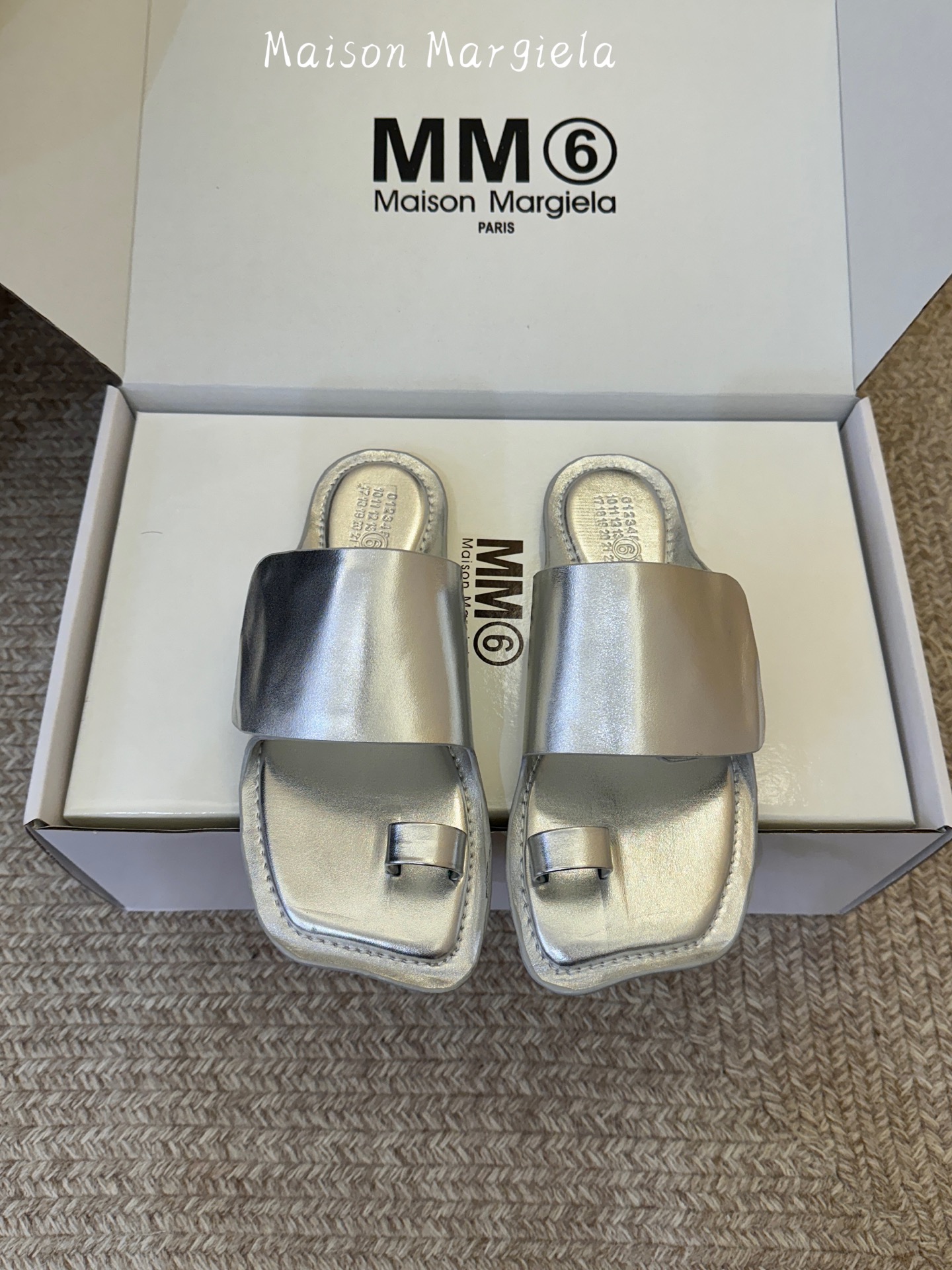 NO:884190,Maison Margiel*26ss summer new style slip-on sandals. Split-toe slip-on sandals with a relaxed and avant-garde atmosphere. The neat square toe outline is matched with the iconic split-toe design. The single wide strap on the shoe body is the iconic design. The loose footbed does not press the feet. The flat-soled shoe shape takes into account the stability of walking and daily adaptability. The open-top sandal design is easy to put on and take off without restraint.  Suitable for all kinds of spring and summer colors regardless of skin color, taking into account the casual and relaxed appearance and the practicality of spring and summer. If you want a pair of sandals that have a pioneering atmosphere and are versatile and durable, this split-toe flip-flops series is a must-have item for spring and summer. Upper cowhide leather lining cowhide outsole original molded outsole size 35-41 (customized sizes 40 and 41 are not returnable), split-toe shoes, flats, slippers, cowhide19860909Maison Margiel*26ss夏季新款套趾一字凉拖 自带松弛先锋氛围感的分趾套趾一字凉拖,利落的方头轮廓搭配标志性分趾套趾设计,鞋身单条宽面一字带作为标志性设计,宽松鞋床不压脚面,平底鞋型兼顾行走平稳度与日常适配度,敞口凉拖设计穿脱便捷无束缚. 适配各类春夏色系穿搭不挑肤色,兼顾随性松弛颜值与春夏实穿性,想要一双兼顾先锋氛围感、百搭耐穿的凉拖鞋款,这款分趾套趾一字凉拖系列是春夏刚需百搭单品. 鞋面牛皮 内里牛皮 大底原版开模大底 size35-41码（40、41码定制不退换）,分趾鞋,flats,slippers,cowhide,Women's Shoes