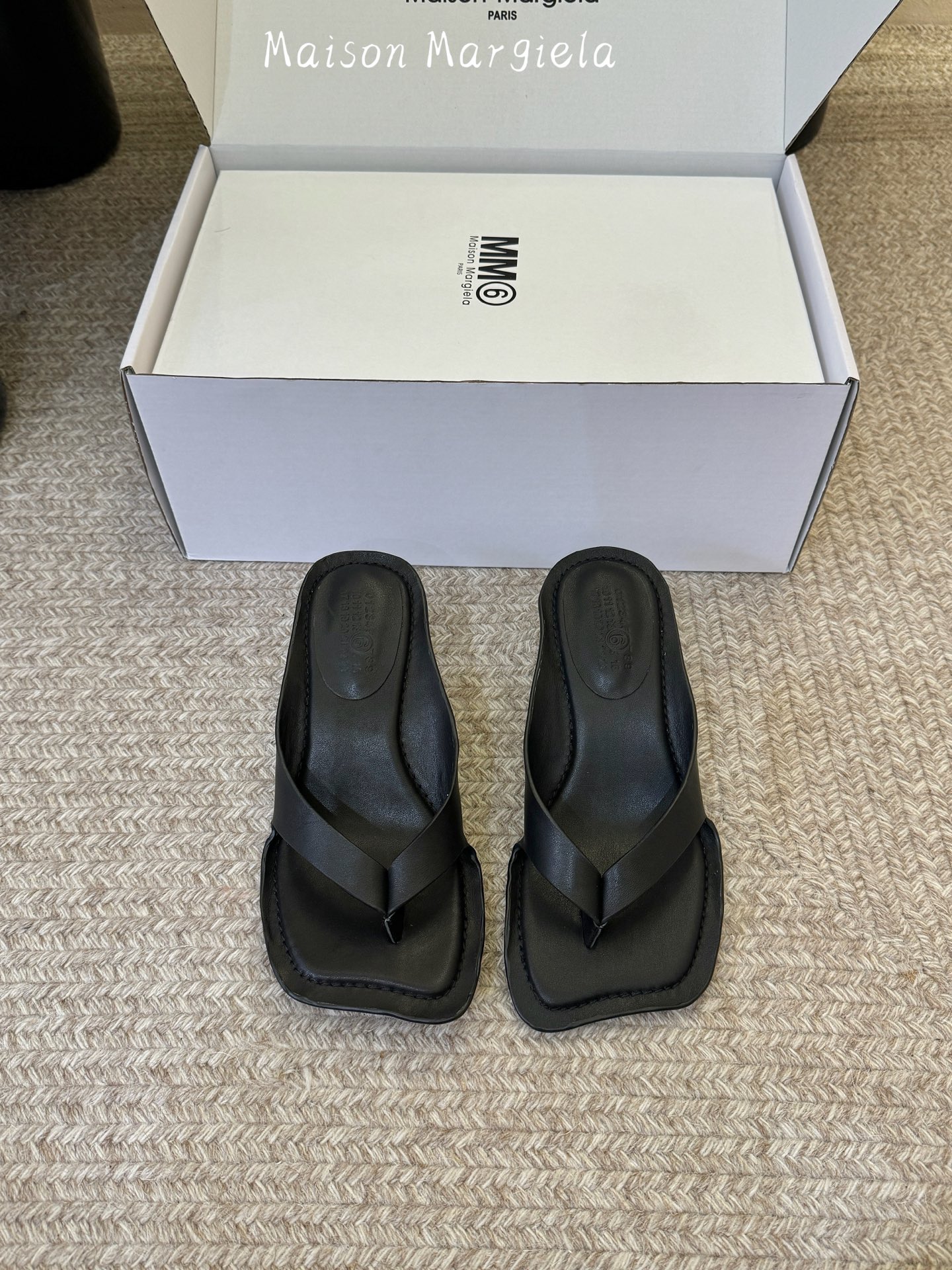 NO:884199,Maison Margiel*26ss new summer square-toe high-heeled flip-flops are square-toe flip-flops with a relaxed and high-end atmosphere. The neat square-toe silhouette is matched with a simple flip-flop strap design. The shoe body has smooth and neat lines. The iconic wide-sided square toe design weakens the sense of presence on the foot. The open-top sandal design is easy to put on and take off without restraint.  Suitable for all kinds of spring and summer colors regardless of skin color, taking into account both casual and relaxed appearance and practical wearability in spring and summer. If you want a pair of sandals that have a high-end atmosphere and are versatile and durable, this square-toe flip-flops series is a must-have and versatile item in spring and summer. The upper is cowhide, the lining is cowhide, and the outsole is original molded outsole. Sizes 35-41 (customized sizes 40 and 41 are not returnable)  Heel height 5.5cm, split-toe shoes, slippers, cowhide19860909Maison Margiel*26ss夏季新款方头高跟夹趾人字拖 自带松弛高级氛围感的方头夹趾人字拖,利落的方头轮廓搭配简约夹趾人字带设计,鞋身线条流畅利落,标志性的宽边方头设计弱化脚面存在感,敞口凉拖设计穿脱便捷无束缚. 适配各类春夏色系穿搭不挑肤色,兼顾随性松弛颜值与春夏实穿性,想要一双兼顾高级氛围感、百搭耐穿的凉拖鞋款,这款方头夹趾人字拖系列是春夏刚需百搭单品. 鞋面牛皮 内里牛皮 大底原版开模大底 size35-41码（40、41码定制不退换） 跟高5.5cm,分趾鞋,slippers,cowhide,Women's Shoes
