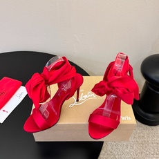 Christian Louboutin | 2026s𝐒原版CL全新秀款高跟鞋~时装红底凉鞋 新款红底金 Christian Louboutin | 2026s𝐒原版CL全新秀款高跟鞋~时装红底凉鞋 新款红底金