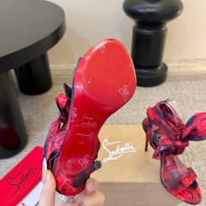 Christian Louboutin | 2026s𝐒原版CL全新秀款高跟鞋~时装红底凉鞋 新款红底金 Christian Louboutin | 2026s𝐒原版CL全新秀款高跟鞋~时装红底凉鞋 新款红底金