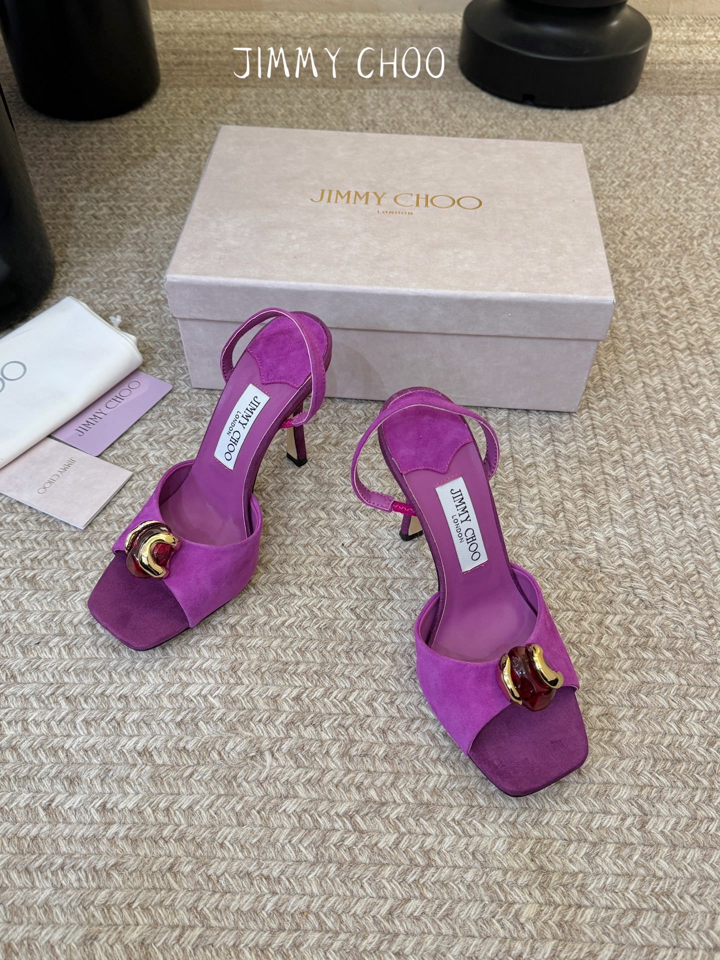 Jimmy Cho*夏日辣妹出街封神款，焦糖棕vs紫蘭花色，一双比一双懂夏天！走路零负担，夹趾设计自带随