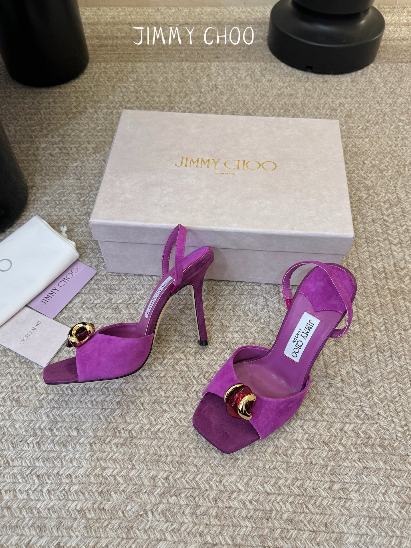 Jimmy Cho*夏日辣妹出街封神款，焦糖棕vs紫蘭花色，一双比一双懂夏天！走路零负担，夹趾设计自带随