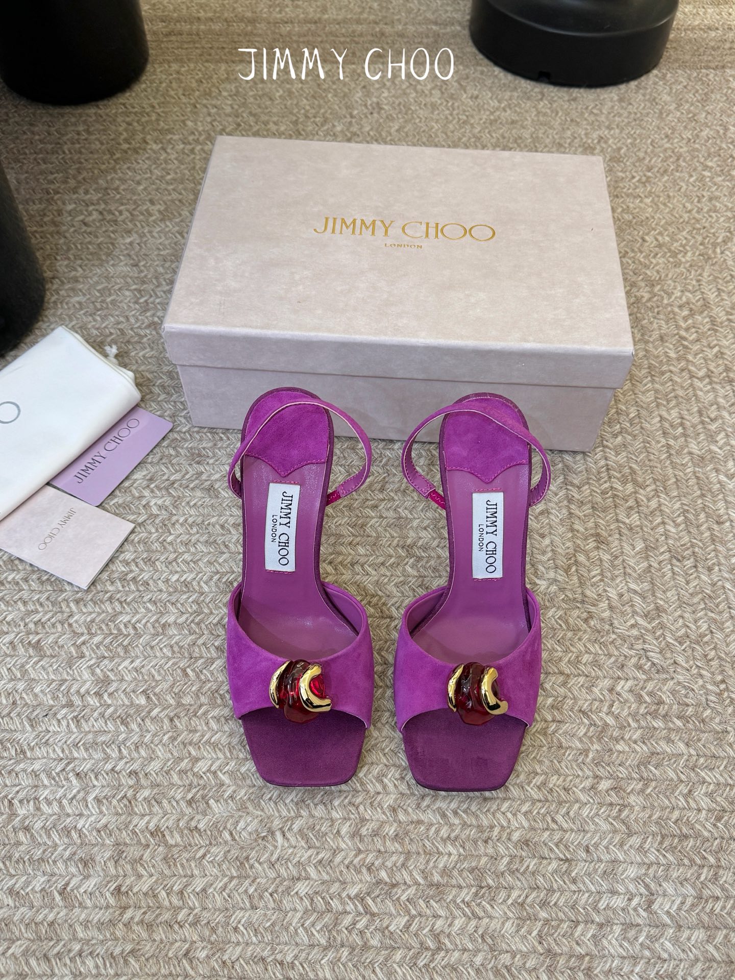 Jimmy Cho*夏日辣妹出街封神款，焦糖棕vs紫蘭花色，一双比一双懂夏天！走路零负担，夹趾设计自带随