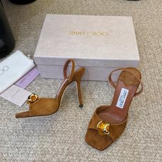Jimmy Cho*夏日辣妹出街封神款,焦糖棕vs紫蘭花色,一双比一双懂夏天!走路零负担,夹趾设计自带随 Jimmy Cho*夏日辣妹出街封神款,焦糖棕vs紫蘭花色,一双比一双懂夏天!走路零负担,夹趾设计自带随