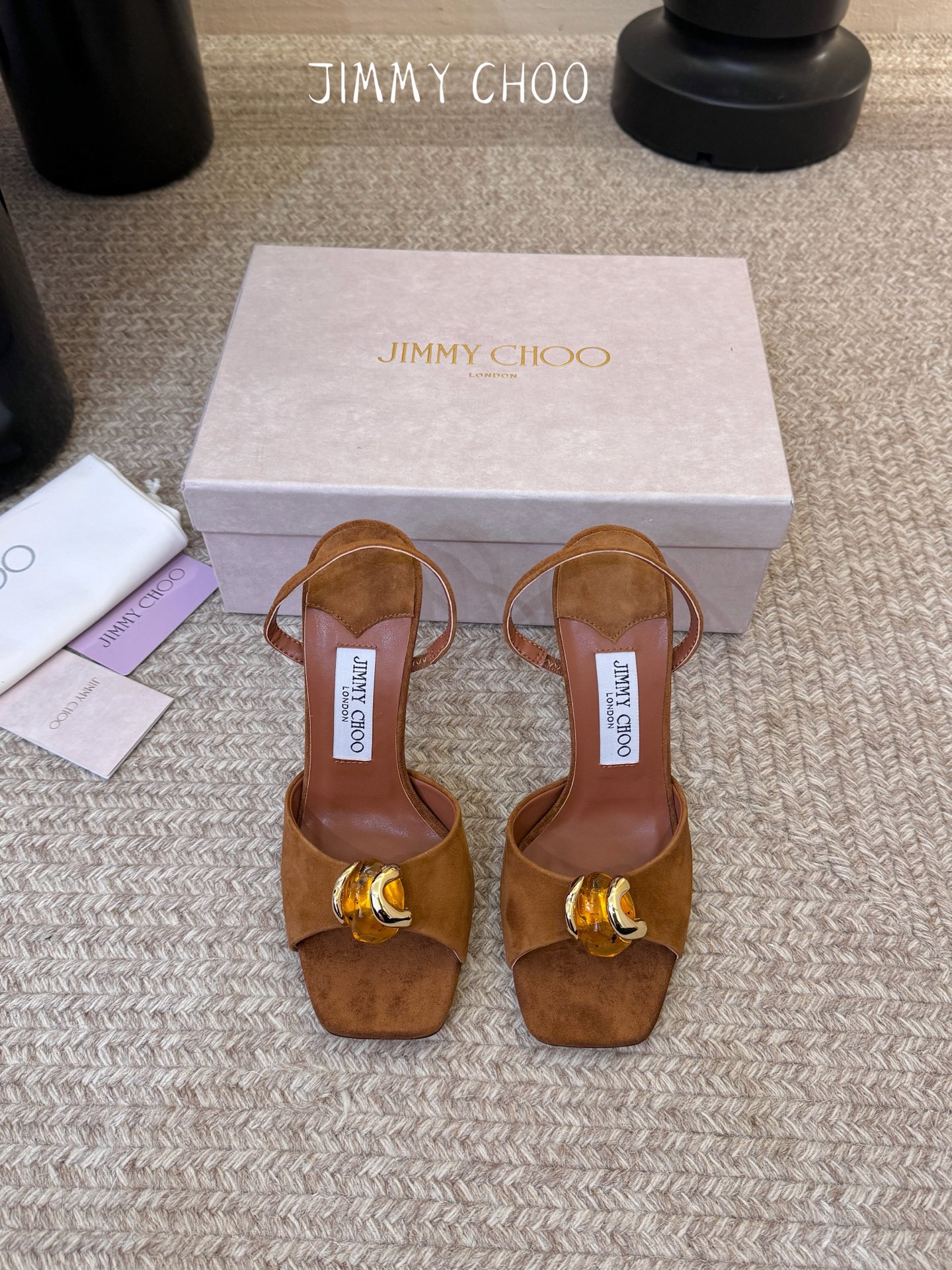 Jimmy Cho*夏日辣妹出街封神款，焦糖棕vs紫蘭花色，一双比一双懂夏天！走路零负担，夹趾设计自带随