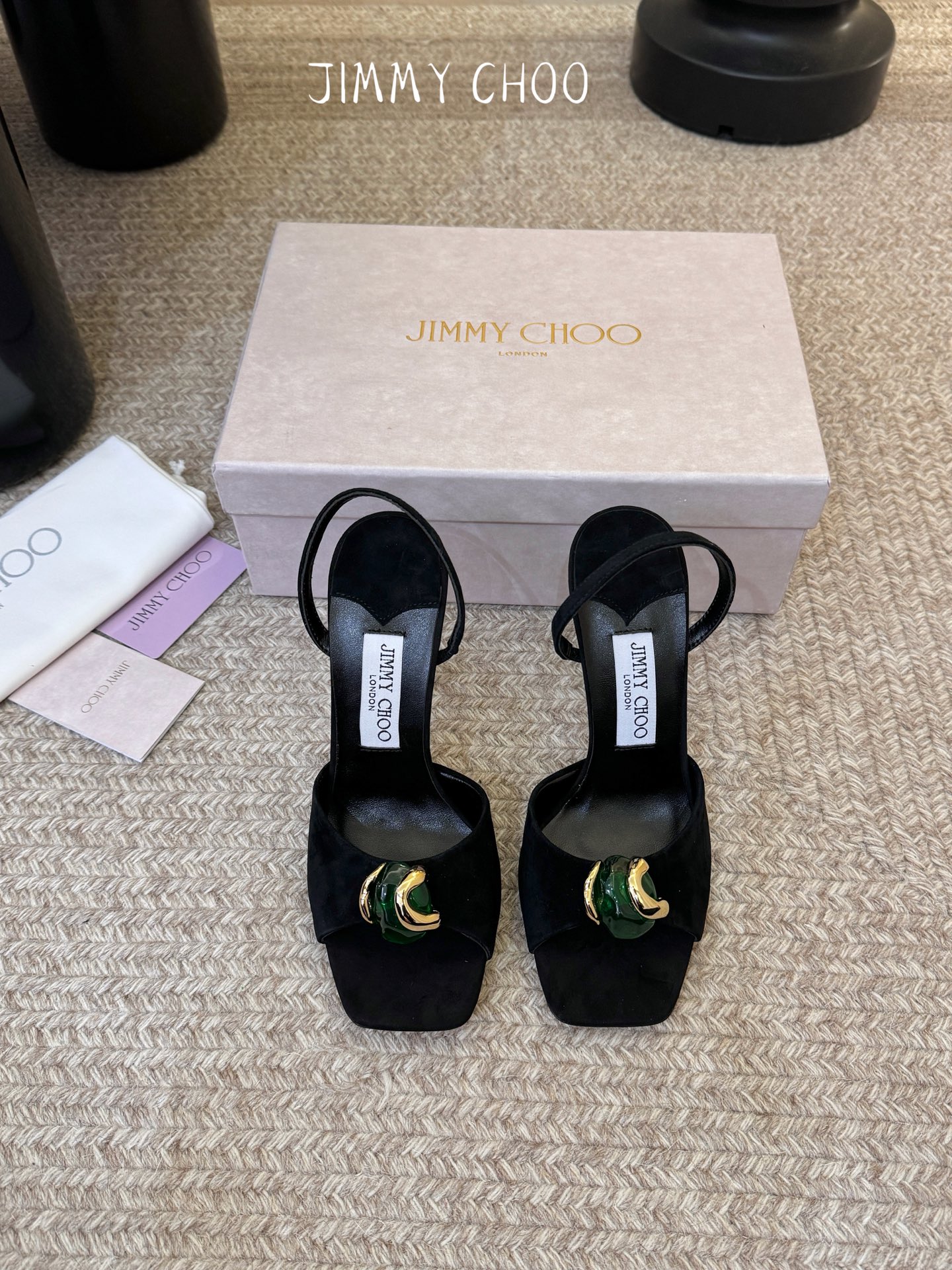 Jimmy Cho*夏日辣妹出街封神款，焦糖棕vs紫蘭花色，一双比一双懂夏天！走路零负担，夹趾设计自带随